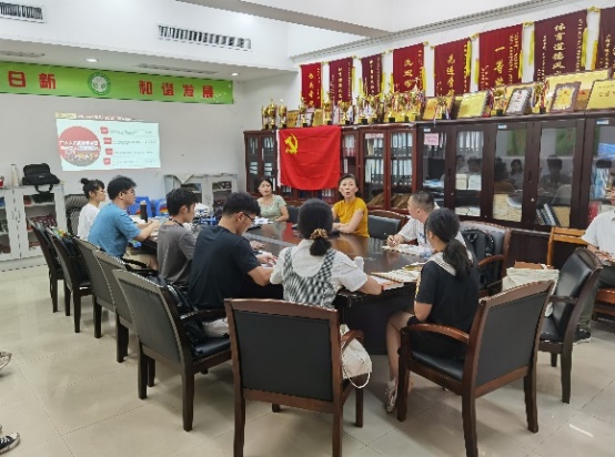 学院党委书记陈筠为生物制药党支部和积极分子讲党课